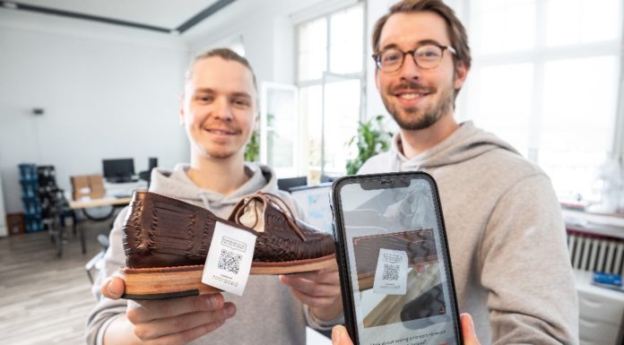 Philipp Mayer (links) und Lukas Pünder helfen mit ihrem Blockchain-Start-up retraced Modemarken, ihre Lieferketten zu überwachen und machen sie per QR-Code auf dem Smartphone für Verbraucher transparent. Das Förderprogramm NRW.Start-up akut war ein stabilisierender Faktor auch für die Investoren.