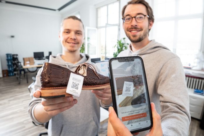 Philipp Mayer (links) und Lukas Pünder helfen mit ihrem Blockchain-Start-up retraced Modemarken, ihre Lieferketten zu überwachen und machen sie per QR-Code auf dem Smartphone für Verbraucher transparent. Das Förderprogramm NRW.Start-up akut war ein stabilisierender Faktor auch für die Investoren.