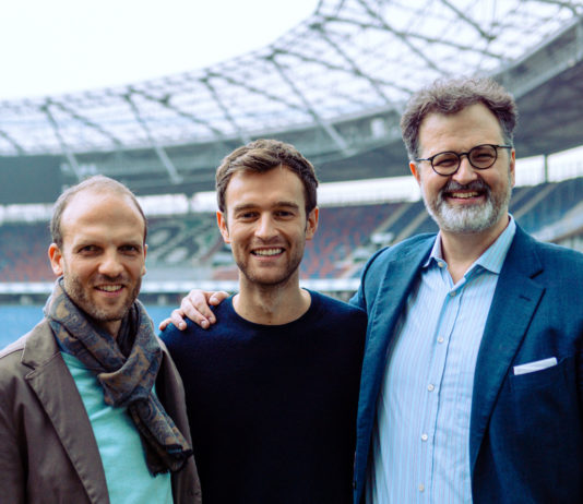 Das Gründerteam von iotis ( vlnr): Drei der vier Gründer nach der notariellen Beurkung in der HDI Arena: Marcel Isakowitz (COO), Lennardt Hachmeister (CEO), Christian Veit Sist (CEO)