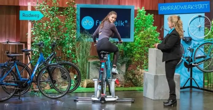 (c) RTL/Bernd-Michael Maurer - Iris-Sabine (r.) und Carmen Langstädtler präsentierten mit freibeik ein Fahrradsattelgelenk welches eine kontrollierte freie und gefederte Hüftbewegung um alle drei Achsen ermöglicht.