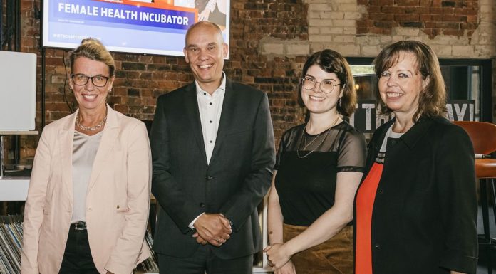 Female Health-Start-ups profitieren von Inkubator Doris Petersen, Geschäftsführerin von hannoverimpuls; Frank Preugschat, Geschäftsführer Versorgungs- und Leistungsmanagement AOK Niedersachsen; Aileen Marske, Gründerin Startup Mara; Petra Schulz, Abteilungsleiterin Ministerium für Bund, Europa und Regionale Landesentwicklung in Vertretung für Ministerin Birgit Honé. (v.li.) © Kevin Münkel