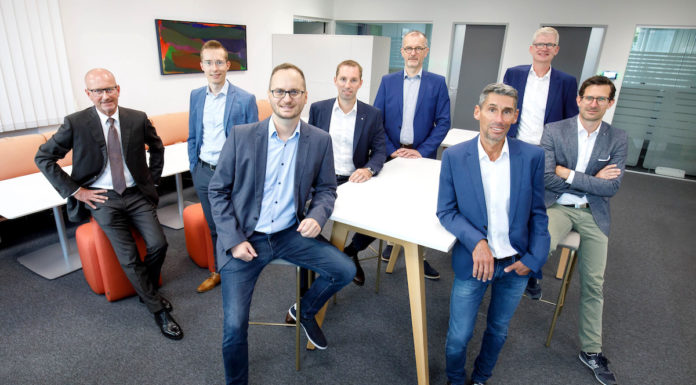 OÖ HightechFonds investiert in Action Intelligence Franziskos Kyriakopoulos und das Investoren-Team hinter dem Data-Science und Prognose-Spezialisten 7Lytix. V.l.n.r. Georg Kirchmayr (Element), Peter Paminger (Raiffeisen Invest), Franziskos Kyriakopoulos (7Lytix), Daniel Haider (Raiffeisen Invest), Christian Matzinger (HTF), Eugen Sorg (CFP), Christoph Niemöller (Mediaprint) und Thomas Meneder (HTF).