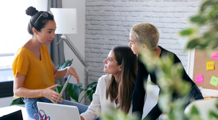 Vielversprechende Zeiten für Female Entrepreneurs Shot of three modern female entrepreneurs who talk about new ideas for to next work in a joint workspace.