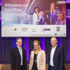 Holger Stürmann (Wahrendorff, Geschäftsführung), Doris Petersen (hannoverimpuls GmbH, Geschäftsführung), Frank Preugschat (AOK Niedersachsen, Geschäftsführung Versorgungs- und Leistungsmanagement). (c) hannoverimpuls/Kevin Münkel