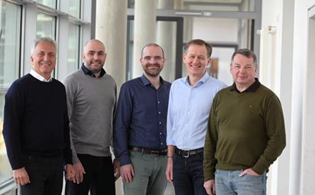 Das Managementteam der Tubulis GmbH (v.l.n.r.): Dr. Günter Fingerle-Rowson, MD (CMO), Dr. Jonas Helma-Smets (CSO), Dr. Dominik Schumacher (CEO, Mitglied des Aufsichtsrates), Dr. Ingo Lehrke (CBO) und Dr. Björn Hock (CDO).