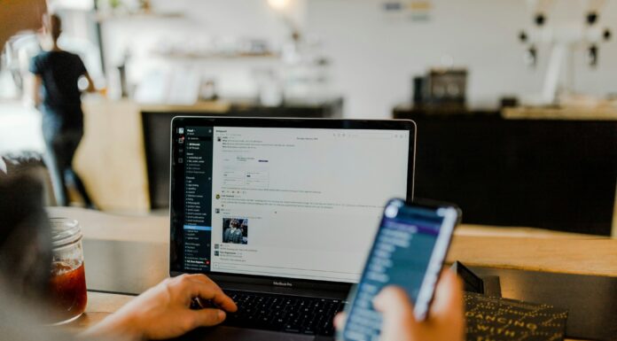 Vorteile der Digitalisierung und HR Software im eigenen Unternehmen Hands with Phone and Laptop