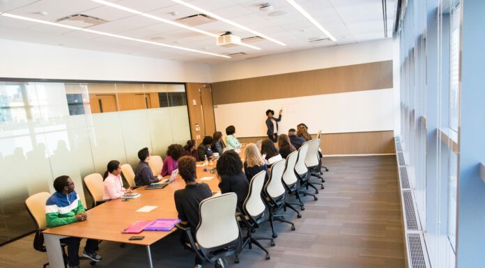 VR Equitypartner und SüdBG übernehmen Mehrheitsbeteiligung an DEKOM VR Equitypartner und SüdBG übernehmen Mehrheitsbeteiligung an DEKOM