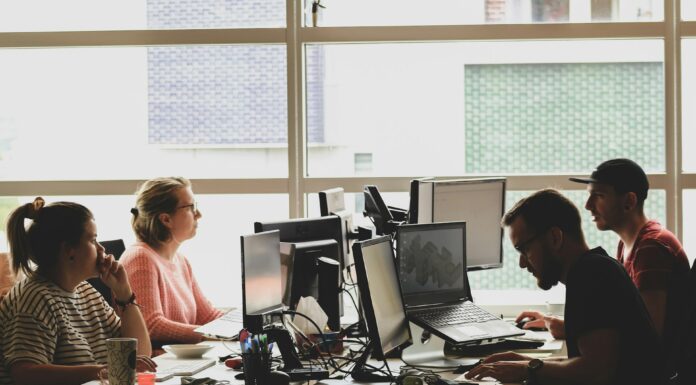 Trendbarometer: Geldwerte Sachzuwendungen als Innovationstreiber in Unternehmen Mitarbeiter an Bildschirmen