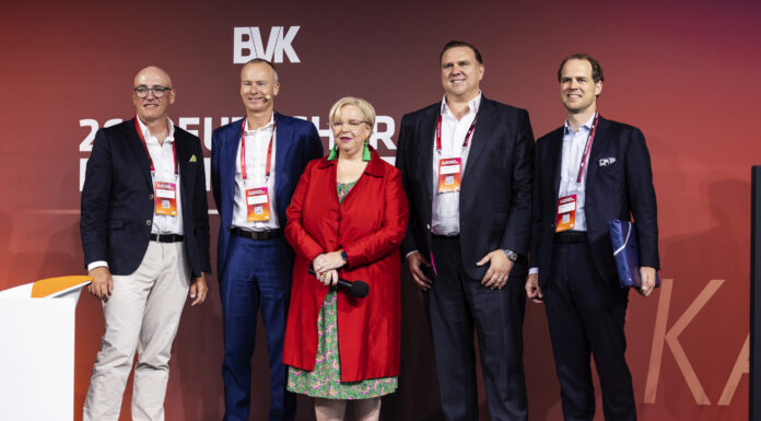 BVK stellt neuen Vorstand auf dem 26. Deutschen Eigenkapitaltag vor Christian Schatz (Flick Gocke Schaumburg), Dr. Ingo Krocke (CEO von Auctus Capital Partners und BVK-Vorstandssprecher), Ulrike Hinrichs (Vorstandssprecherin & Geschäftsführendes Vorstandsmitglied), Christoph D. Kauter (Beyond Capital Partners) & Kaspar Hartmann (KKA Partners) auf der Bühne des 26. DET