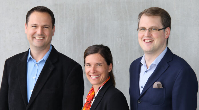 Das Gründerteam von Araris Biotech AG (v.l.n.r.): Dr. Dragan Grabulovski (CEO), Dr. Isabella Attinger-Toller (CTO) und Dr. Philipp Spycher (CSO) (v.l.n.r.). Das Team kann auf eine der erfolgreichsten Biotech-Firmengründungen der Schweiz zurückblicken. Als Spin-Off des Paul-Scherrer-Instituts (Teil der ETH Domäne) hat das Team eine neuartige Technologie für Antikörper-Wirkstoff-Konjugate entwickelt. (c) Araris Biotech