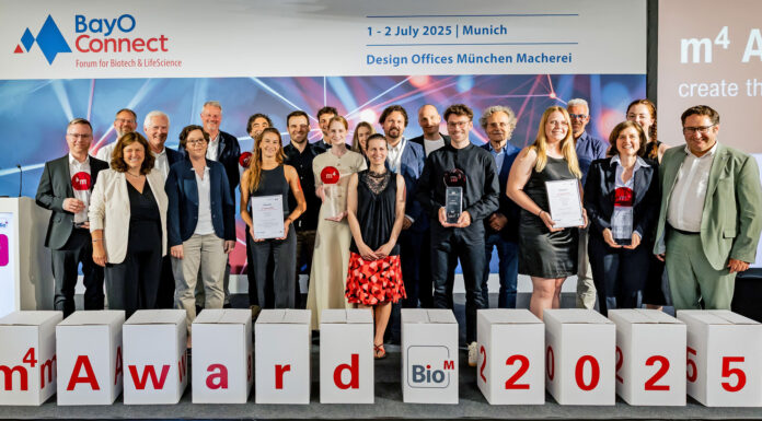 Alle Gewinner des m4 Award 2025, der auf der BayOConnect-Konferenz in München von BioM verliehen wurde (c) BioM
