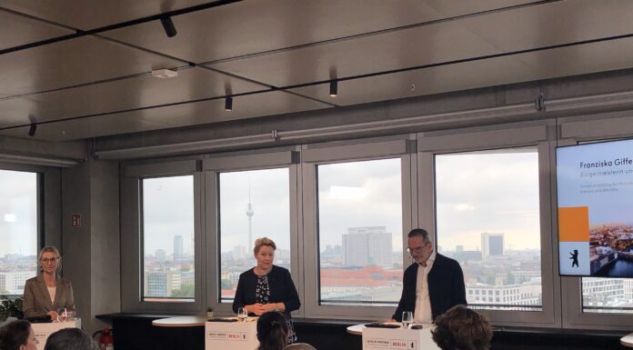 Carolin Meltendorf, Berlin Partner; Wirtschaftssenatorin Franzsika Giffey und Dr. Stefan Franzke, Berlin Partner, bei der Pressekonferenz zur Halbjahresbilanz der Wirtschaftsförderung