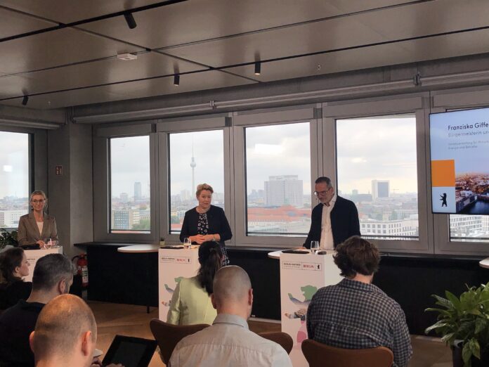 Carolin Meltendorf, Berlin Partner; Wirtschaftssenatorin Franzsika Giffey und Dr. Stefan Franzke, Berlin Partner, bei der Pressekonferenz zur Halbjahresbilanz der Wirtschaftsförderung Carolin Meltendorf, Berlin Partner; Wirtschaftssenatorin Franzsika Giffey und Dr. Stefan Franzke, Berlin Partner, bei der Pressekonferenz zur Halbjahresbilanz der Wirtschaftsförderung