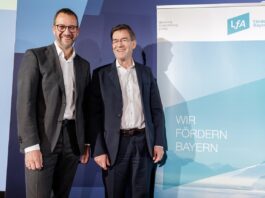 Dr. Markus Schillo, Senior Regional Representative des EIF in Deutschland (links) und Dr. Bernhard Schwab, Vorstandsvorsitzender der LfA (rechts) bei der Unterzeichnung des Vertrags zur Aufstockung der gemeinsamen LfA-EIF-Fazilitäten (© Stefan Heigl)