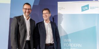 Dr. Markus Schillo, Senior Regional Representative des EIF in Deutschland (links) und Dr. Bernhard Schwab, Vorstandsvorsitzender der LfA (rechts) bei der Unterzeichnung des Vertrags zur Aufstockung der gemeinsamen LfA-EIF-Fazilitäten (© Stefan Heigl)
