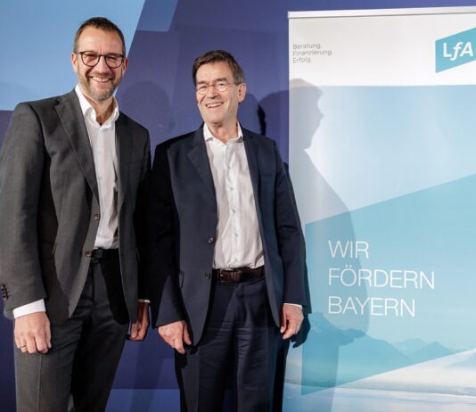 Dr. Markus Schillo, Senior Regional Representative des EIF in Deutschland (links) und Dr. Bernhard Schwab, Vorstandsvorsitzender der LfA (rechts) bei der Unterzeichnung des Vertrags zur Aufstockung der gemeinsamen LfA-EIF-Fazilitäten (© Stefan Heigl)