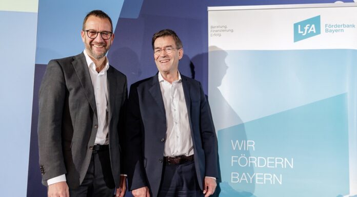 LfA und EIF weiten Zusammenarbeit aus Dr. Markus Schillo, Senior Regional Representative des EIF in Deutschland (links) und Dr. Bernhard Schwab, Vorstandsvorsitzender der LfA (rechts) bei der Unterzeichnung des Vertrags zur Aufstockung der gemeinsamen LfA-EIF-Fazilitäten (© Stefan Heigl)