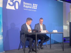 Dr. Markus Schillo, Senior Regional Representative des EIF in Deutschland (links) und Dr. Bernhard Schwab, Vorstandsvorsitzender der LfA (rechts) bei der Unterzeichnung des Vertrags zur Aufstockung der gemeinsamen LfA-EIF-Fazilitäten