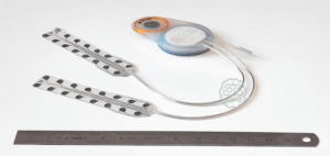 Das CorTec Brain Interchange Stroke Implant mit Maßstab zur Veranschaulichung der Größe