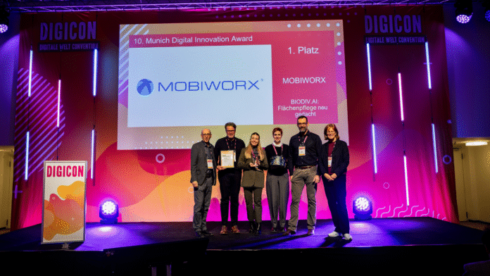 Übergabe des Münchner Digital Innovation Award 2025 an MOBIWORX für die KI-Lösung BIODIV.AI im Bereich ökologische Flächenpflege