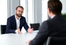 Warum die Baukrise Nachfolgeentscheidungen beschleunigt Aufgeschobene Nachfolge wird zum Verkaufszwang. Patrick Seidler, Managing Partner bei S&B Strategy.