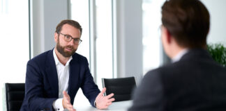 Warum die Baukrise Nachfolgeentscheidungen beschleunigt Aufgeschobene Nachfolge wird zum Verkaufszwang. Patrick Seidler, Managing Partner bei S&B Strategy.