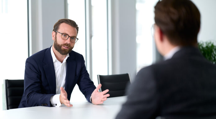 Warum die Baukrise Nachfolgeentscheidungen beschleunigt Aufgeschobene Nachfolge wird zum Verkaufszwang. Patrick Seidler, Managing Partner bei S&B Strategy.
