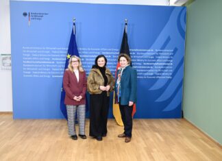 Merete Clausen (EIF), Gitta Connemann (BMWE) und Nicola Beer (EIB) stellen die neue Programmlinie EIF German Equity vor (c) BMWE/EIF