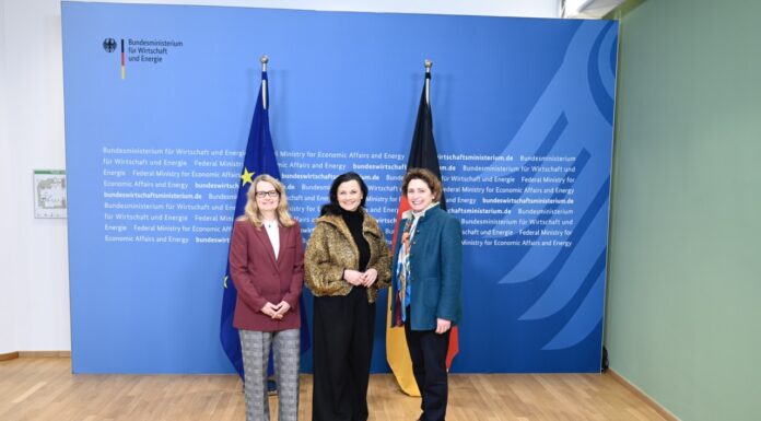 EIF German Equity: 1,6 Mrd. EUR für Innovation Merete Clausen (EIF), Gitta Connemann (BMWE) und Nicola Beer (EIB) stellen die neue Programmlinie EIF German Equity vor (c) BMWE/EIF