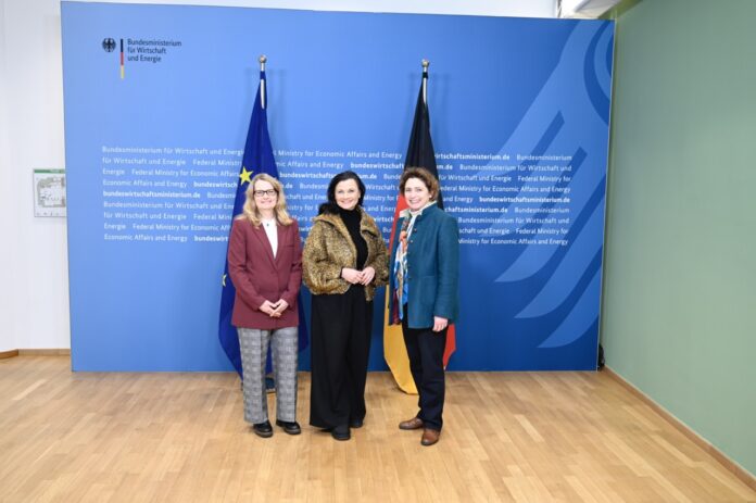 Merete Clausen (EIF), Gitta Connemann (BMWE) und Nicola Beer (EIB) stellen die neue Programmlinie EIF German Equity vor (c) BMWE/EIF