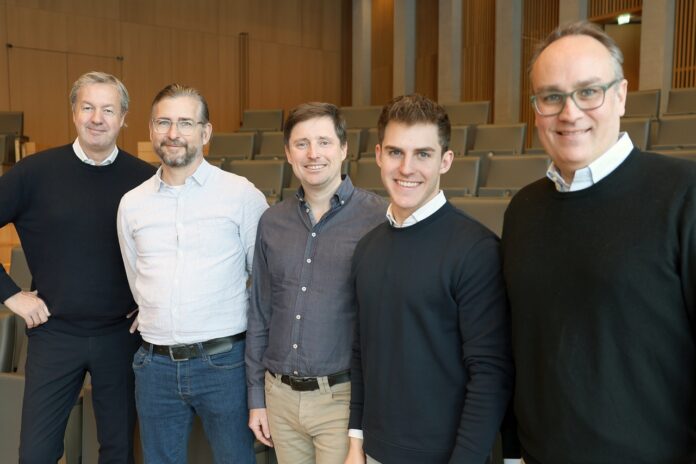 Von links nach rechts: Andreas Arntzen (CEO Wort & Bild Verlagsgruppe), Patrick Hammer (Co-Founder und CEO von BodyFast), Matthias Schmeißer (Co-Founder und CTO von BodyFast), Kai Langohr (Geschäftsführer Isartal Ventures), Falk H. Mikley (Geschäftsführer Isartal Health Media). (c) VHM_M.Schrag Von links nach rechts: Andreas Arntzen (CEO Wort & Bild Verlagsgruppe), Patrick Hammer (Co-Founder und CEO von BodyFast), Matthias Schmeißer (Co-Founder und CTO von BodyFast), Kai Langohr (Geschäftsführer Isartal Ventures), Falk H. Mikley (Geschäftsführer Isartal Health Media). (c) VHM_M.Schrag