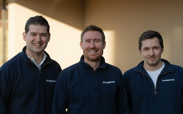 Series A: 6,5 Mio. Euro für den „KI-Mitarbeiter“ von happyhotel Die happyhotel-Gründer Sebastian Kuhnhardt, Rafael Weißmüller und Marius Müller