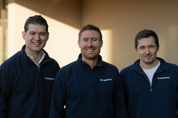 Die happyhotel-Gründer Sebastian Kuhnhardt, Rafael Weißmüller und Marius Müller Die happyhotel-Gründer Sebastian Kuhnhardt, Rafael Weißmüller und Marius Müller