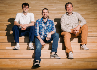 Die simmetry.ai-Gründer Anton Elmiger, Kai von Szadkowski und Prof. Dr. Stefan Stiene