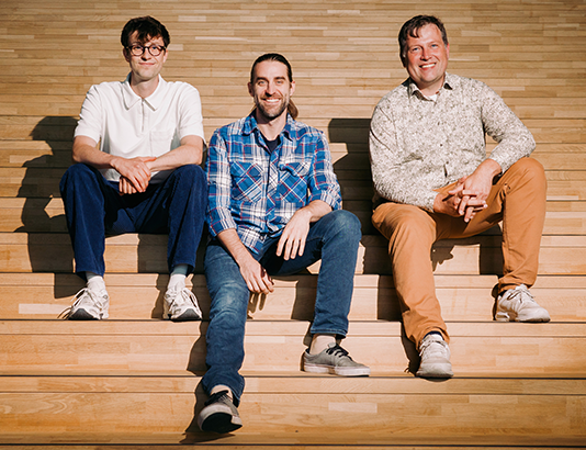 Die simmetry.ai-Gründer Anton Elmiger, Kai von Szadkowski und Prof. Dr. Stefan Stiene