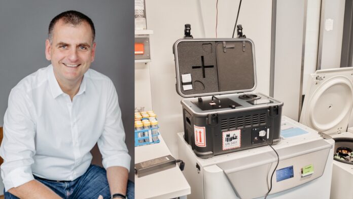 Dr. Bernd Mühlenweg, CBO & CFO Cellbox Solutions GmbH (l.), Rechts im Bild: Die transportablen CO₂-Inkubatoren von Cellbox™ ermöglichen den sicheren Transport lebender Zellproben unter kontrollierten physiologischen Bedingungen. (c) Cellbox Solutions GmbH