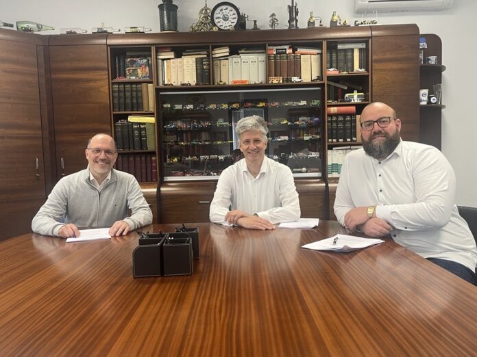 Vertragsunterzeichnung zur Kooperation von Abacus neo und Delfa Systems