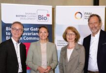 Eventrückblick „Biomedical Preparedness and Health Resilience“ Bayerns Gesundheits- und Präventionsministerin Judith Gerlach (StMGP, 2. v.l.) eröffnete die Veranstaltung zu „Biomedical Preparedness and Health Resilience“ im Rahmen des Projekts PAM, das vom Bayerischen Wirtschaftsministerium gefördert und von BioM koordiniert wird. Im Bild (v.l.n.r.): Dr. Manfred Wolter (StMWi), Judith Gerlach (StMGP), Regina Bach (BioM), Prof. Ralf Huss (BioM). © BioM / Michael Woelke