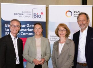 Eventrückblick „Biomedical Preparedness and Health Resilience“ Bayerns Gesundheits- und Präventionsministerin Judith Gerlach (StMGP, 2. v.l.) eröffnete die Veranstaltung zu „Biomedical Preparedness and Health Resilience“ im Rahmen des Projekts PAM, das vom Bayerischen Wirtschaftsministerium gefördert und von BioM koordiniert wird. Im Bild (v.l.n.r.): Dr. Manfred Wolter (StMWi), Judith Gerlach (StMGP), Regina Bach (BioM), Prof. Ralf Huss (BioM). © BioM / Michael Woelke