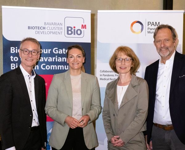 Eventrückblick „Biomedical Preparedness and Health Resilience“ Bayerns Gesundheits- und Präventionsministerin Judith Gerlach (StMGP, 2. v.l.) eröffnete die Veranstaltung zu „Biomedical Preparedness and Health Resilience“ im Rahmen des Projekts PAM, das vom Bayerischen Wirtschaftsministerium gefördert und von BioM koordiniert wird. Im Bild (v.l.n.r.): Dr. Manfred Wolter (StMWi), Judith Gerlach (StMGP), Regina Bach (BioM), Prof. Ralf Huss (BioM). © BioM / Michael Woelke