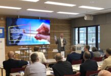 Klaus Ort, EY-Parthenon, präsentiert die Ergebnisse des „German Biotechnology Report 2026“ auf dem Biotech Finanzgipfel, organisiert von Bio Deutschland (c) VC Magazin