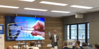 Klaus Ort, EY-Parthenon, präsentiert die Ergebnisse des „German Biotechnology Report 2026“ auf dem Biotech Finanzgipfel, organisiert von Bio Deutschland (c) VC Magazin