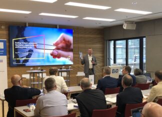 Biotech-Finanzierungen sinken, Wachstumsphase bleibt Schwachstelle Klaus Ort, EY-Parthenon, präsentiert die Ergebnisse des „German Biotechnology Report 2026“ auf dem Biotech Finanzgipfel, organisiert von Bio Deutschland (c) VC Magazin