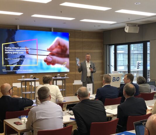 Klaus Ort, EY-Parthenon, präsentiert die Ergebnisse des „German Biotechnology Report 2026“ auf dem Biotech Finanzgipfel, organisiert von Bio Deutschland (c) VC Magazin