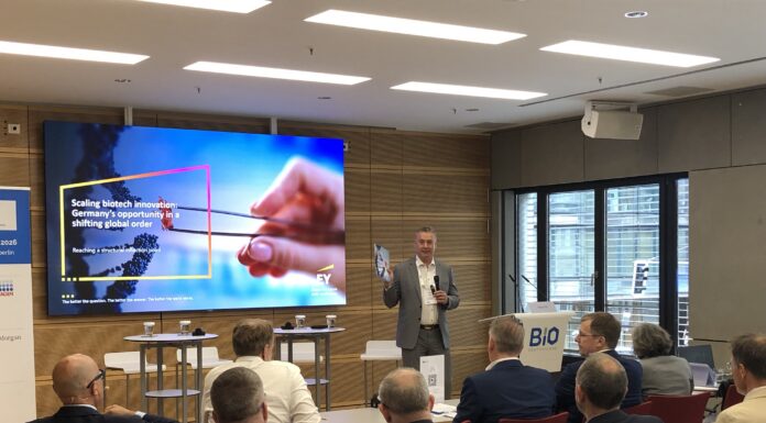 Klaus Ort, EY-Parthenon, präsentiert die Ergebnisse des „German Biotechnology Report 2026“ auf dem Biotech Finanzgipfel, organisiert von Bio Deutschland (c) VC Magazin