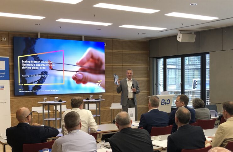 Klaus Ort, EY-Parthenon, präsentiert die Ergebnisse des „German Biotechnology Report 2026“ auf dem Biotech Finanzgipfel, organisiert von Bio Deutschland (c) VC Magazin