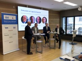 Dr. Holger Reithinger (BIO Deutschland), Klaus Ort (EY-Parthenon), Roland Sackers (BIO Deutschland) und Dr. Achim Plum (HTGF) (v.l.n.r.) disktuieren zur Lage der Biotech-Branche (c) VC Magazin