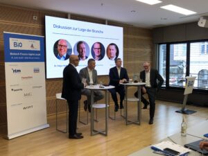 Dr. Holger Reithinger (BIO Deutschland), Klaus Ort (EY-Parthenon), Roland Sackers (BIO Deutschland) und Dr. Achim Plum (HTGF) (v.l.n.r.) disktuieren zur Lage der Biotech-Branche (c) VC Magazin