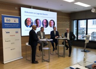 Biotech Finanz-Gipfel 2026: Branche fordert schnellere Reformen Dr. Holger Reithinger (BIO Deutschland), Klaus Ort (EY-Parthenon), Roland Sackers (BIO Deutschland) und Dr. Achim Plum (HTGF) (v.l.n.r.) disktuieren zur Lage der Biotech-Branche (c) VC Magazin