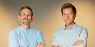 Code statt Excel: Auxilius sichert sich 1,3 Mio. Euro für KI-gestützte Compliance Auxilius-Gründer James Barnes und Christian Hoppe